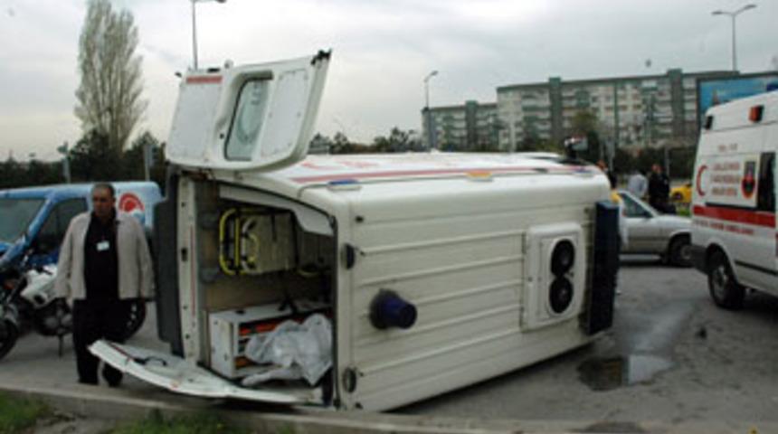 Hasta taşıyan ambulans kaza yaptı