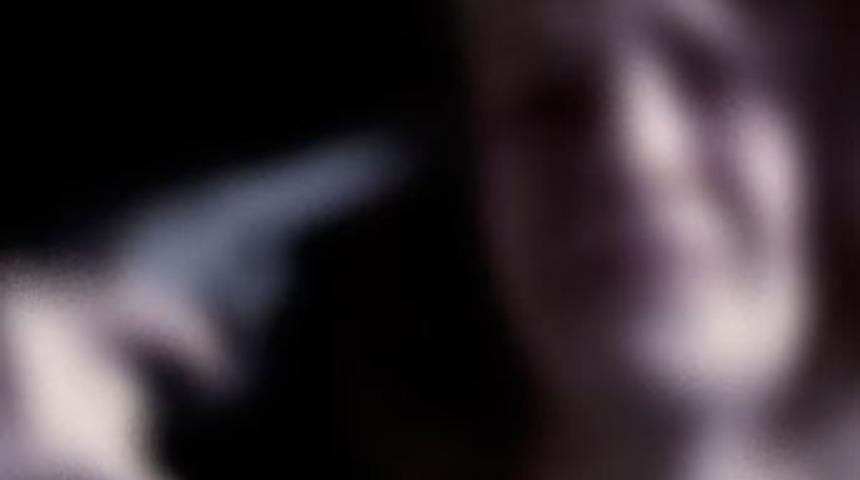 Genç kız tabancayla intihar etti