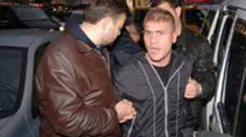 Ev sahiplerini rehin alıp 15 gün saklandı