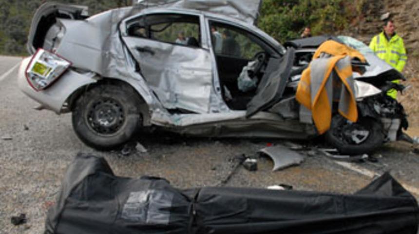 Milas'ta otomobil kamyonla çarpıştı