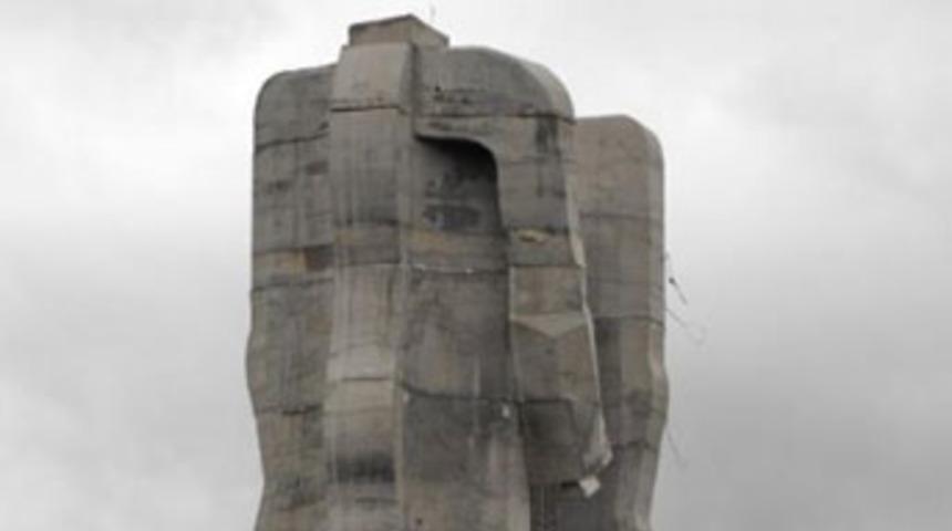 İnsanlık Anıtı başsız kaldı