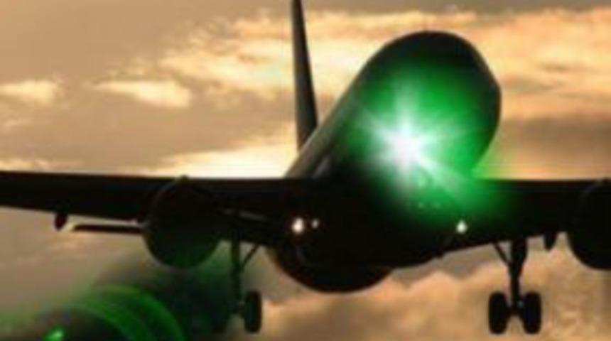 Yolcu u&ccedil;ağına lazerli taciz