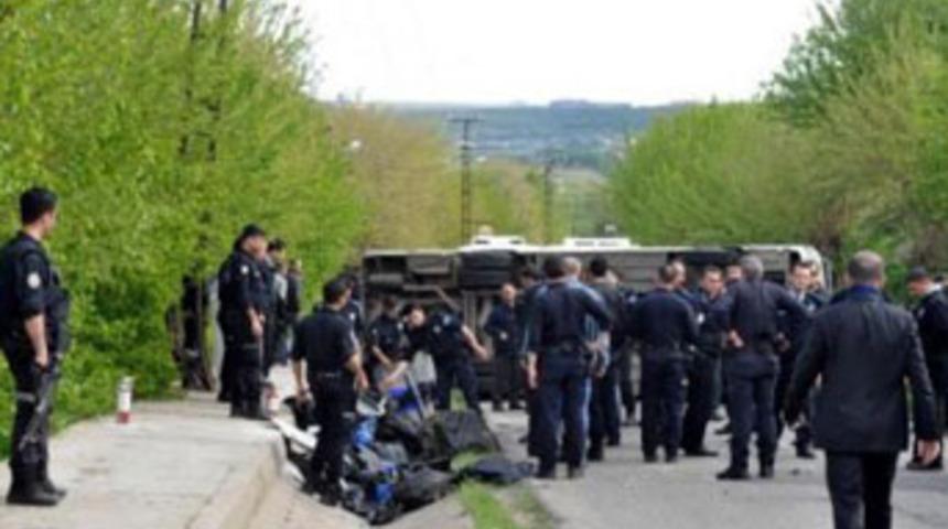 Polis otob&uuml;s&uuml; devrildi, 10 polis yaralandı