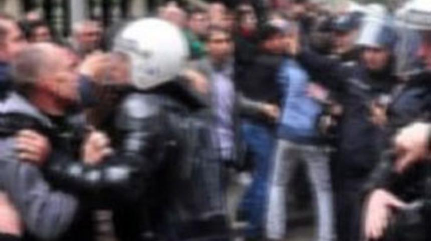 İ&Uuml;'de karşıt g&ouml;r&uuml;şl&uuml; &ouml;ğrencilerin kavgası