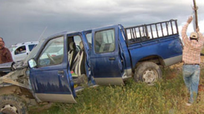 Kamyonet trene &ccedil;arptı