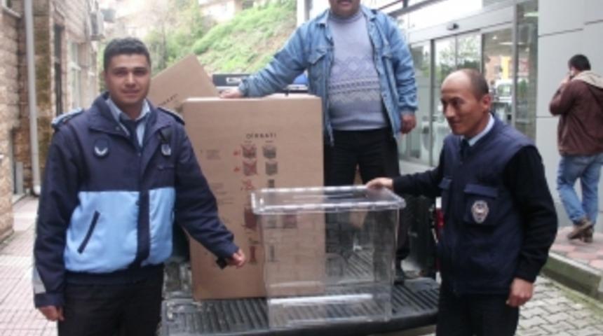 Şeffaf se&ccedil;im sandıkları geldi