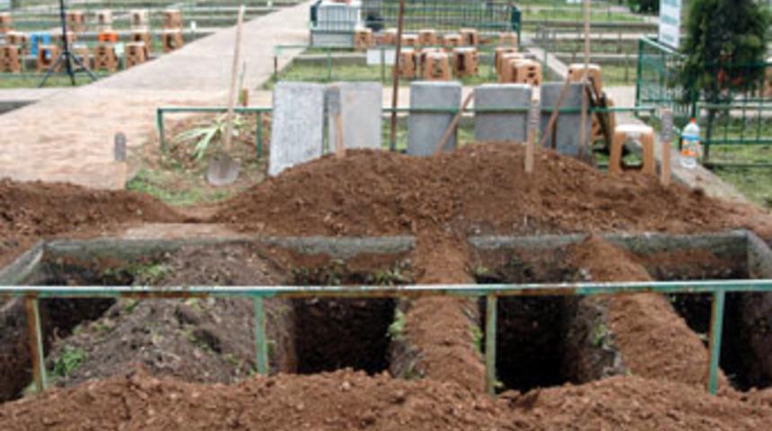 4 kardeş, yan yana toprağa verildi