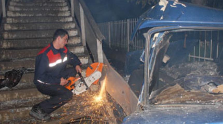 Otomobil yaya üst geçidine çarptı: 3 yaralı