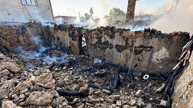 Kırıkkale’de bağ evi ve samanlık yandı