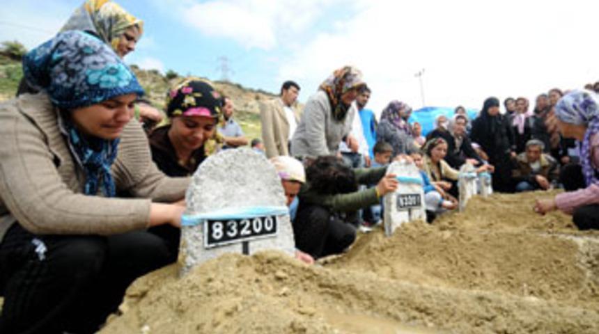 Anne ve 3 çocuğu yan yana defnedildi