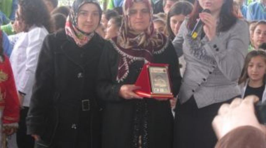 Alaplı'da yılın annesi Şerife Sezgin