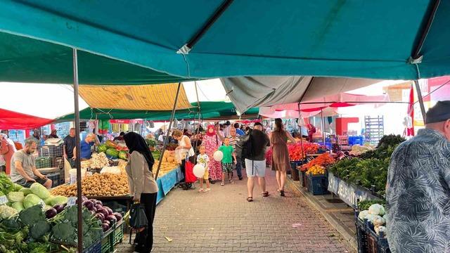 Alanya semt pazarında pazarcının terazisi güven verdi, fazlası çıktı eksiği çıkmadı 3