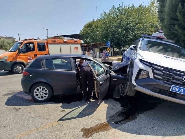 Nazilli&rsquo;de polis aracı ile otomobil &ccedil;arpıştı: 2 yaralı 3