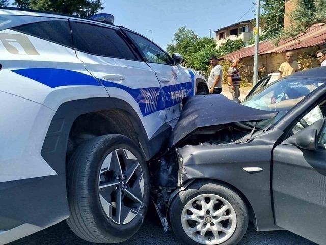 Nazilli&rsquo;de polis aracı ile otomobil &ccedil;arpıştı: 2 yaralı 2