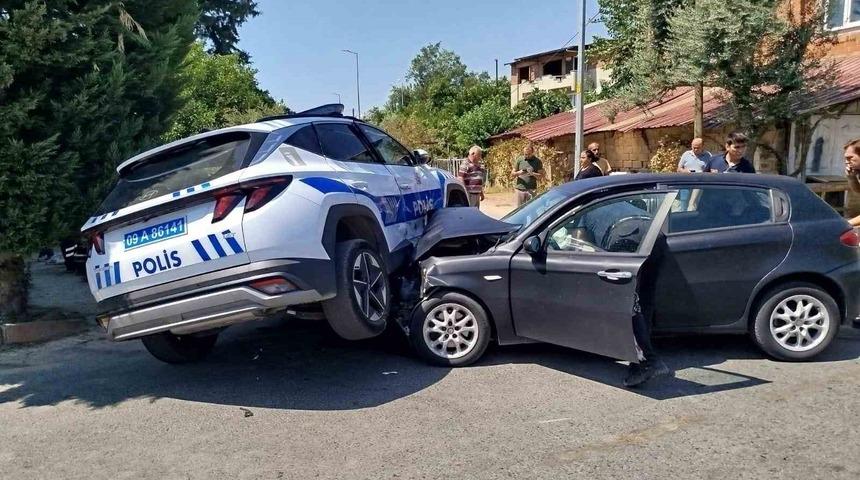 Nazilli&rsquo;de polis aracı ile otomobil &ccedil;arpıştı: 2 yaralı