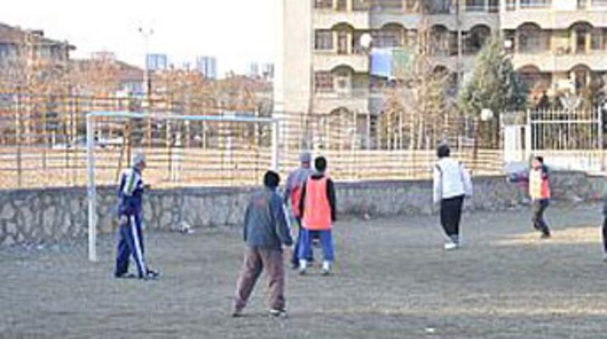 Ecel, futbol oynarken yakaladı
