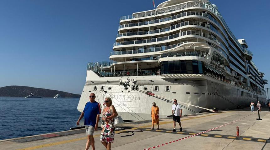 Bodrum'a 2 kruvaziyerle 2 bin 484 turist geldi