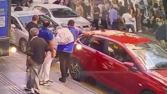Samsun’da yaşlı kadın ile torununa otomobilin çarptığı anlar kamerada 1