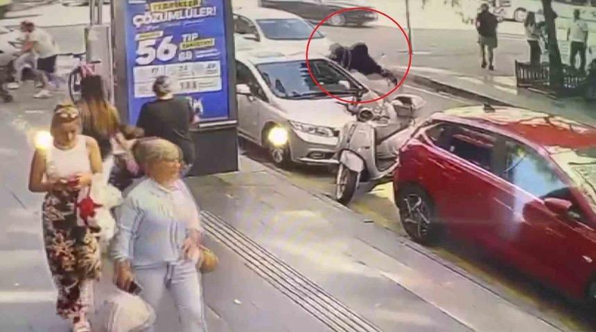 Samsun&rsquo;da yaşlı kadın ile torununa otomobilin &ccedil;arptığı anlar kamerada