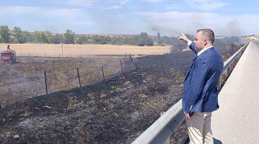 Başkan Y&uuml;ksel yangını fark etti, itfaiyeyi sevk etti: &Ccedil;iftlik alevlerden kurtarıldı