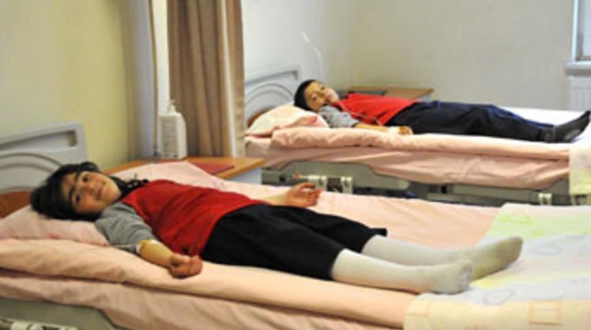 13 &ouml;ğrenci zehirlendi