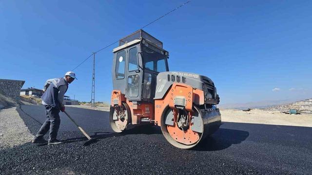 Battalgazi’de kırsal ve merkez mahallelerde asfalt çalışmaları sürüyor 1