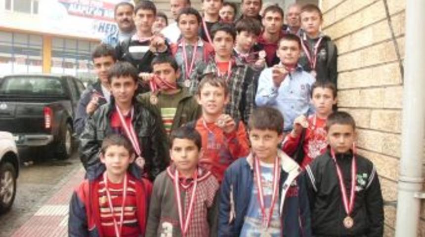 Minik güreşciler 15 madalya getirdi