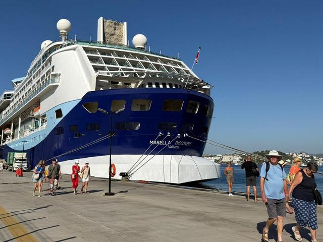 İl&ccedil;eye 2 kruvaziyer yanaştı: 2 bin 484 turist sokaklara akın etti