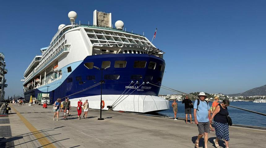 İl&ccedil;eye 2 kruvaziyer yanaştı: 2 bin 484 turist sokaklara akın etti