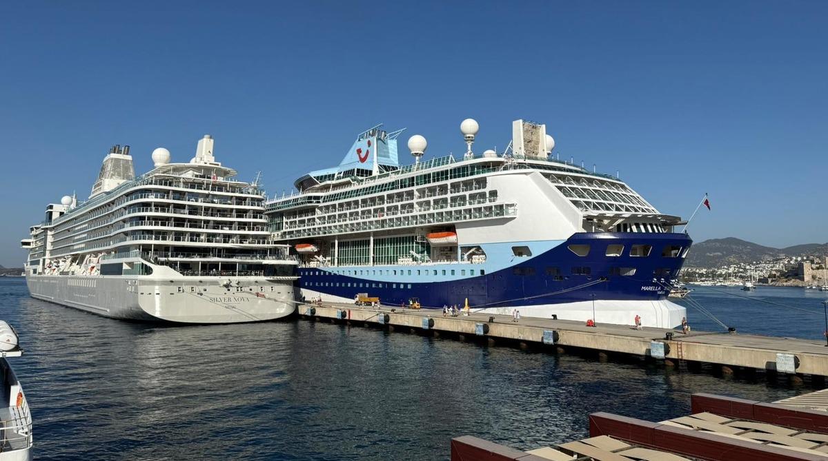 İlçeye 2 kruvaziyer yanaştı: 2 bin 484 turist sokaklara akın etti 1