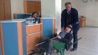 Maaşını almaya el arabasıyla geldi