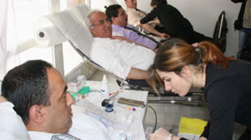 Eğitimcilerden Kızılay'a kan bağışı