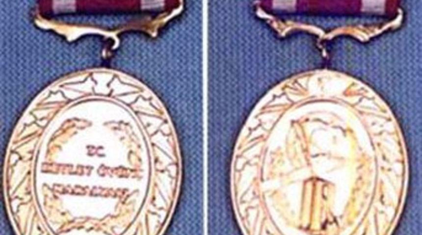 Hırsızlar şehit madalyasını çaldı