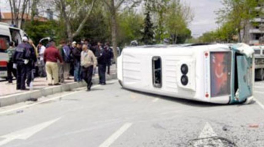 Minib&uuml;sle kamyonet &ccedil;arpıştı; 14 yaralı