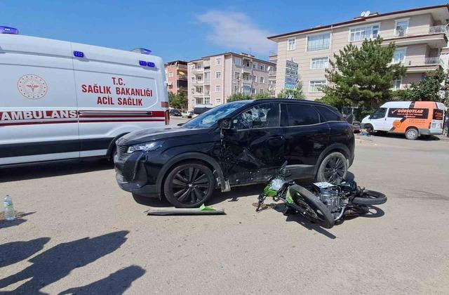 Otomobil ile motosiklet çarpıştı: 1 ağır yaralı 4