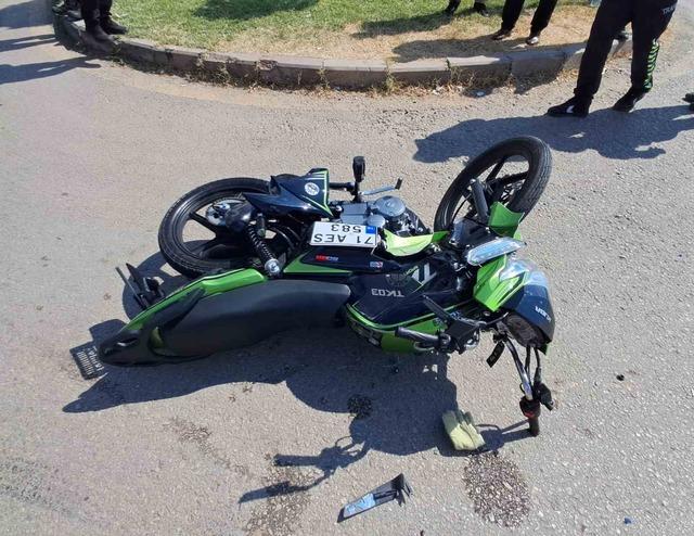 Otomobil ile motosiklet çarpıştı: 1 ağır yaralı 3