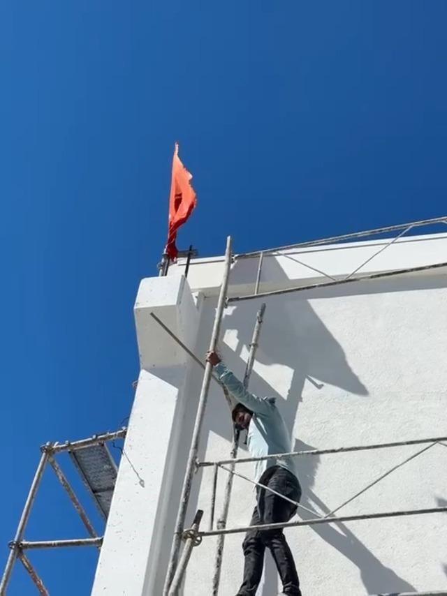 Ters dönen Türk bayrağını görünce dayanamadı, 10 metre yüksekliğindeki iskeleye tırmandı 2