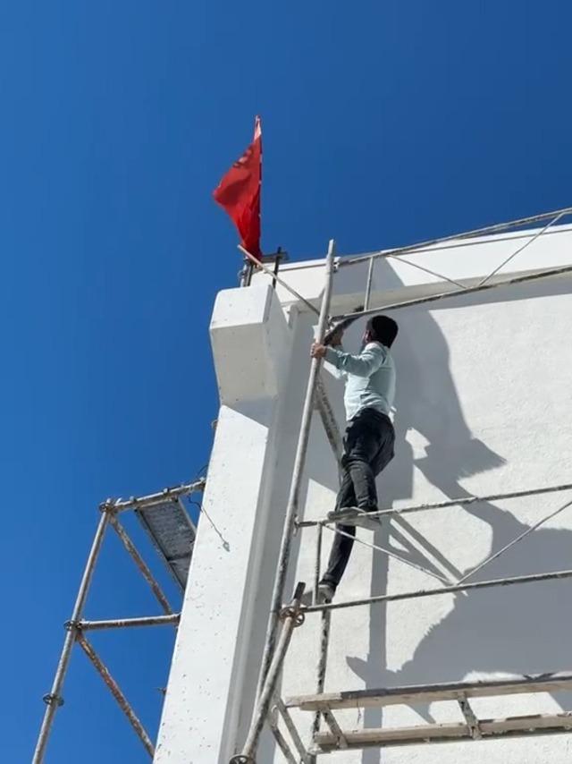 Ters dönen Türk bayrağını görünce dayanamadı, 10 metre yüksekliğindeki iskeleye tırmandı 1