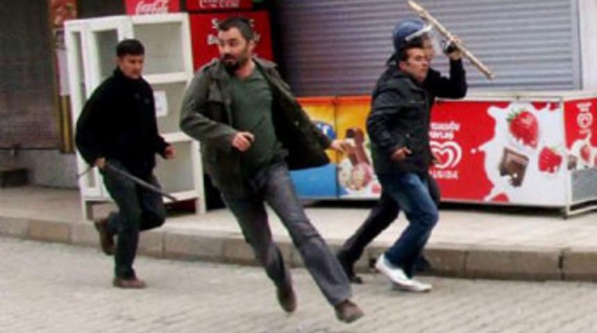 Fırlatılan k&uuml;rek polisi yaraladı