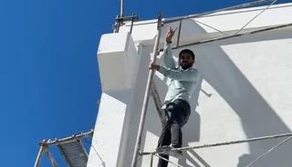 Ters d&ouml;nen T&uuml;rk bayrağını g&ouml;r&uuml;nce dayanamadı, 10 metre y&uuml;ksekliğindeki iskeleye tırmandı