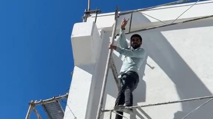Ters d&ouml;nen T&uuml;rk bayrağını g&ouml;r&uuml;nce dayanamadı, 10 metre y&uuml;ksekliğindeki iskeleye tırmandı
