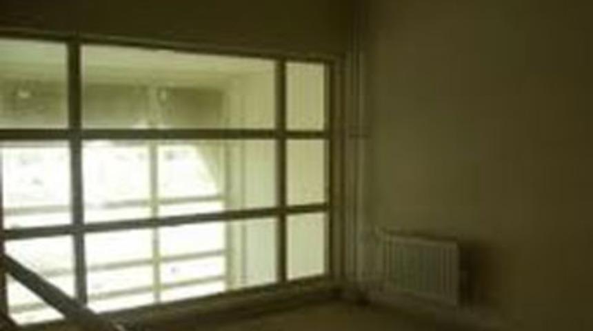 Apartman boşluğuna d&uuml;şen kadın &ouml;ld&uuml;