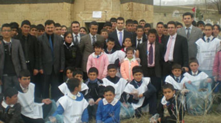 Minik &ouml;ğrencilerden &ouml;rnek davranış