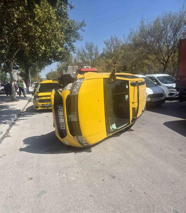 Konya’da iki araçlı kazada ticari taksi devrildi: 1 yaralı 3