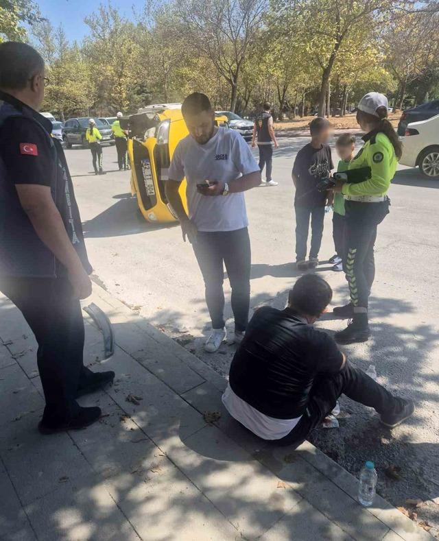 Konya’da iki araçlı kazada ticari taksi devrildi: 1 yaralı 2