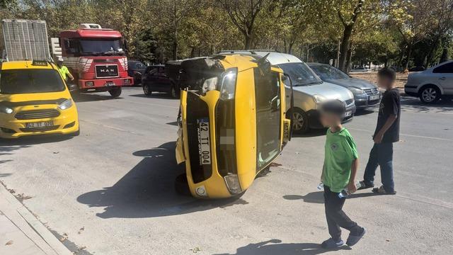 Konya’da iki araçlı kazada ticari taksi devrildi: 1 yaralı