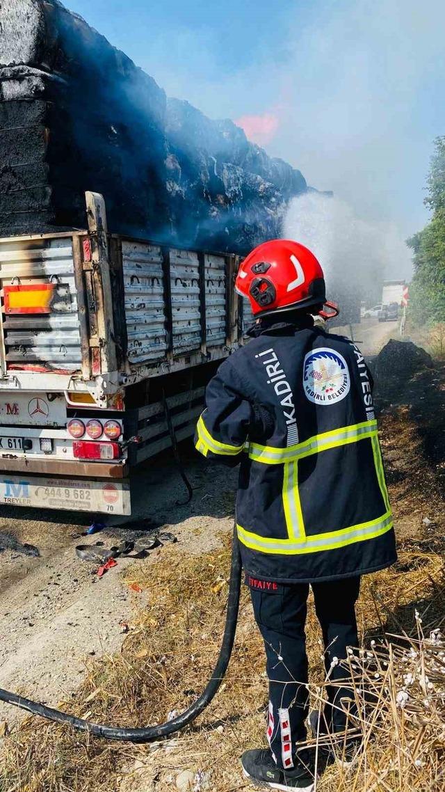 Anız yangınından sıçrayan alevler pamuk yüklü tırı yaktı 5