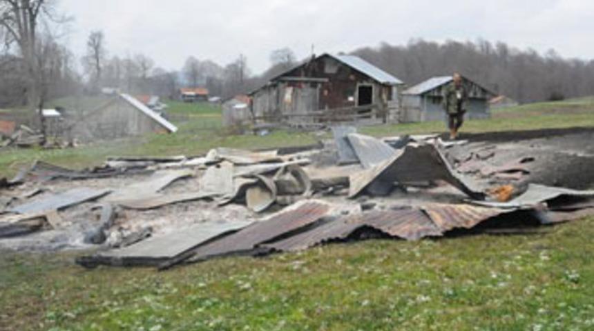 22 ev kundaklanarak yakıldı