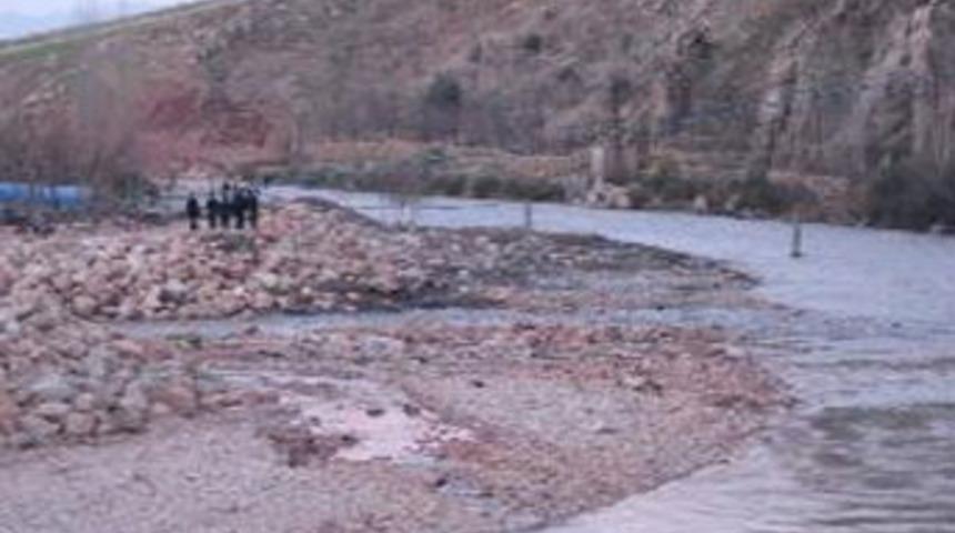 Irmağa d&uuml;şen &ouml;ğrenci boğuldu