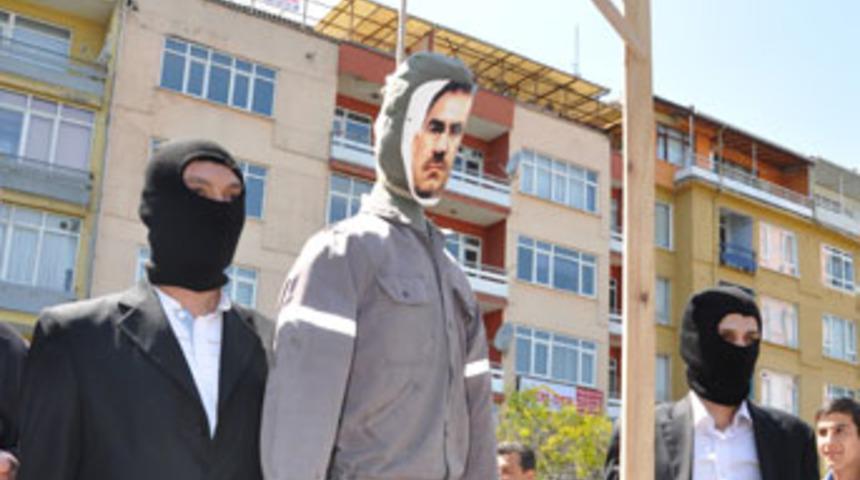 &Ouml;calan'ı astılar